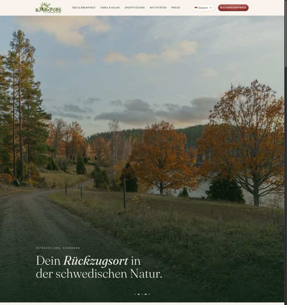 Startseite der Website von Björkfors Outdoor: Waldweg im Herbst mit der Überschrift „Dein Rückzugsort in der schwedischen Natur“